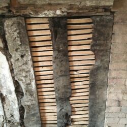 Riven oak laths were fixed ingrooves in the vertical posts.
