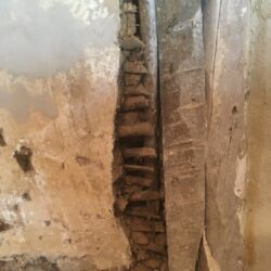 Where on show the edges of the laths were more split branch type wattle/laths than riven oak laths. This area was re-rendered using a clay render, a coat of haired lime render and a plaster coat of lime rich top coat.