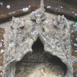 Cracks to hooded niche above the arch.